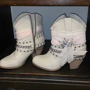Low rise girly cowboy boots with bows and chains